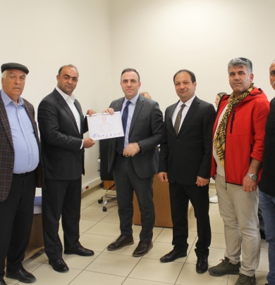 BELEDİYE BAŞKANIMIZ ENGİN DENİZ MAZBATASINI ALDI.