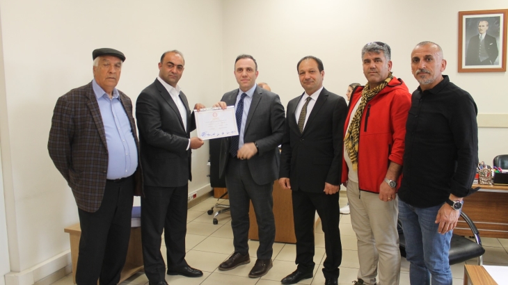 BELEDİYE BAŞKANIMIZ ENGİN DENİZ MAZBATASINI ALDI.
